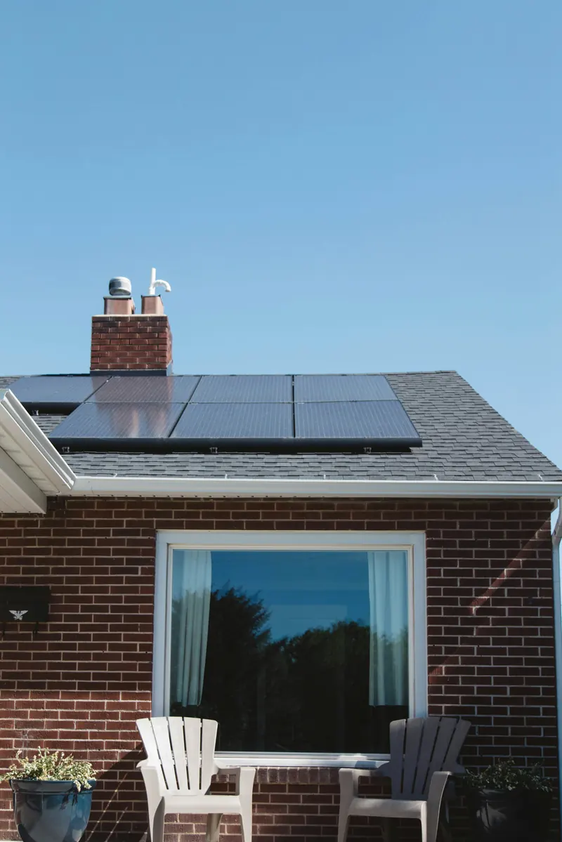 Vivienda de ladrillo con placas solares instaladas en Langreo