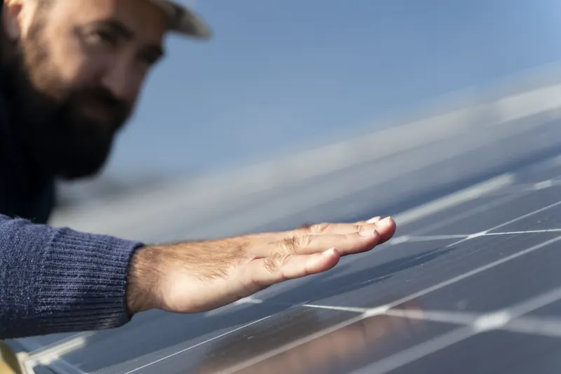 Técnico revisando el estado de un panel solar